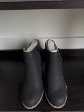 Report Black Ankle Boots — 7.5 Title: Report Black Ankle Boots | Side Zip | Size